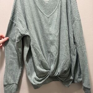 SO Ribbed Knit V-Neck Sweater in Green